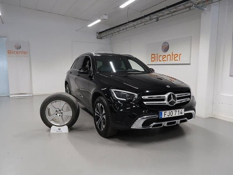 Svart Begagnad 2020 Mercedes GLC300e SUV | 349 900 kr (Marknadspris) - Bild 1/3