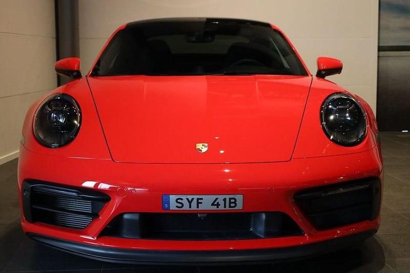 Begagnad Porsche 911 480 HK (353 kW) 2023 Röd (red) Sportkupé