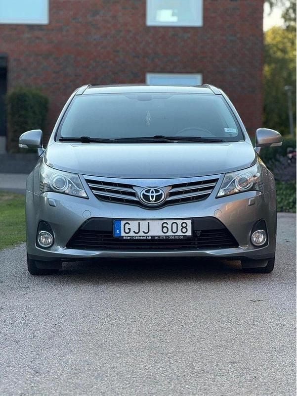 Grå Begagnad 2013 Toyota Avensis Business Edition Kombi | 89 000 kr (Marknadspris) - Bild 1/4