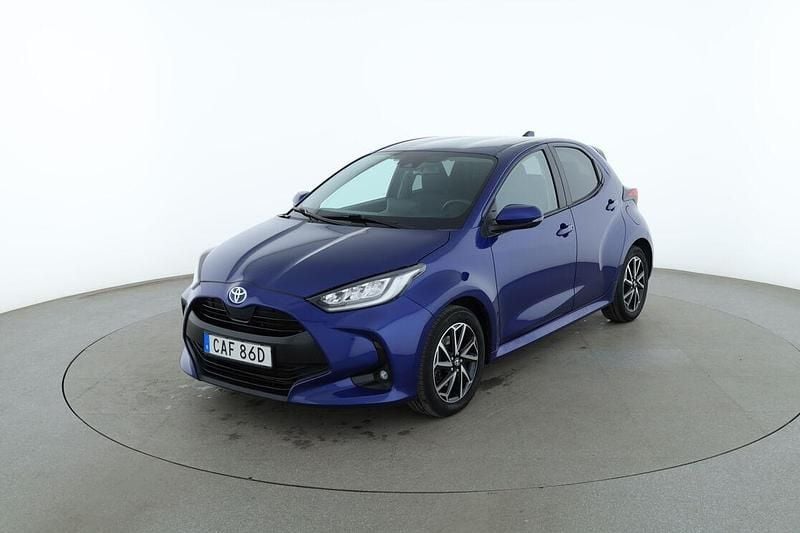 Blå Begagnad 2023 Toyota Yaris Hybrid Active Sedan | 241 000 kr (Lite dyr) - Bild 1/3