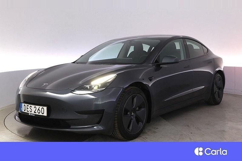 Grå Begagnad 2022 Tesla Model 3 Standard Range Sedan | 288 900 kr (Marknadspris) - Bild 1/4
