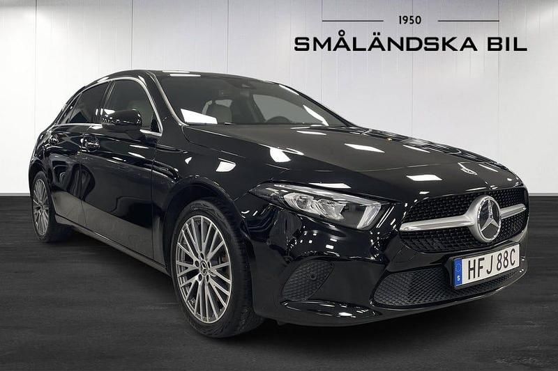 Begagnad Mercedes A250 218 HK (160 kW) 2021 Kosmossvart metallic Halvkombi