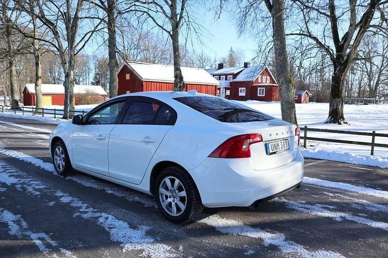 Begagnad Volvo S60 Kinetic 150 HK (110 kW) 2014 Vit Sedan