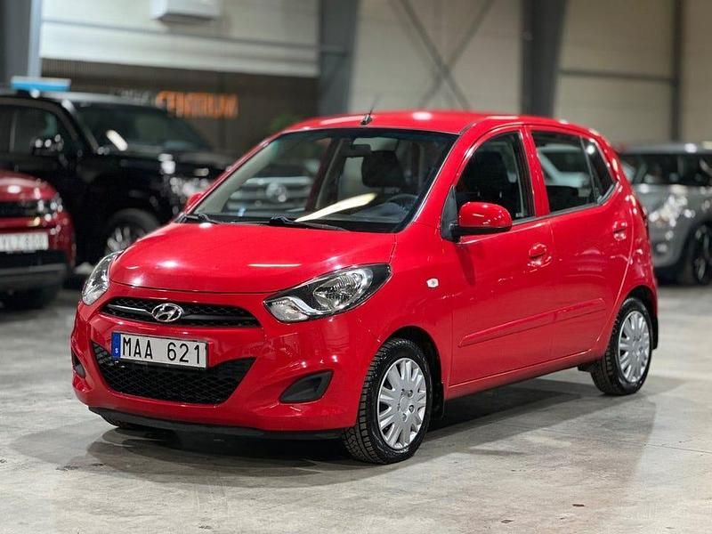 Röd Begagnad 2012 Hyundai i10 Premium Halvkombi | 59 900 kr (Marknadspris) - Bild 1/4