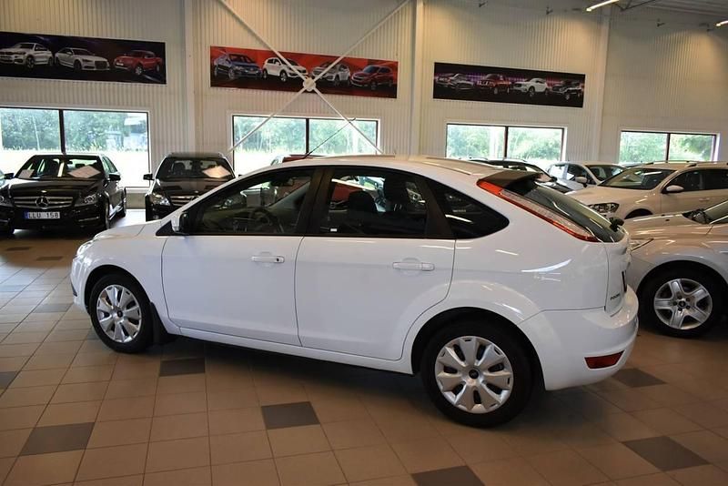 Begagnad Ford Focus 146 HK (107 kW) 2010 Vit Halvkombi