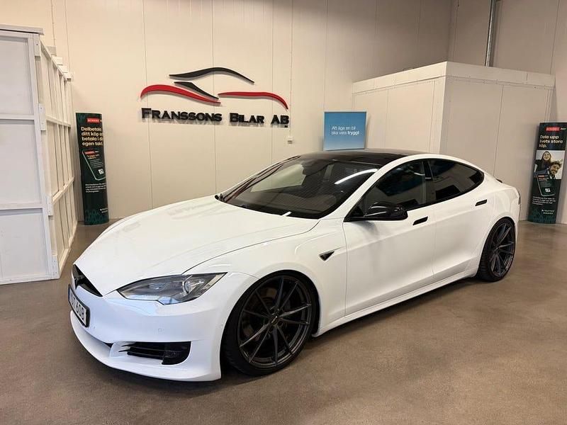 Vit Begagnad 2015 Tesla Model S Halvkombi | 249 900 kr (Marknadspris) - Bild 1/4