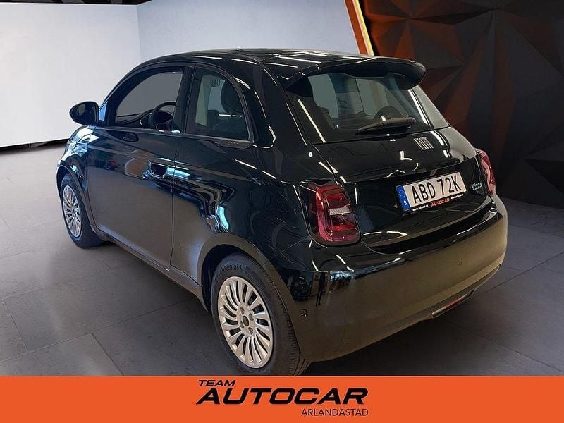 Begagnad Fiat 500e 87 kW (119 HK) 2023 Svart Halvkombi