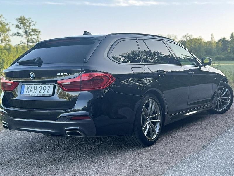 Svart Begagnad 2020 BMW 520 M Sport Kombi | 389 000 kr (Dyr) - Bild 1/4