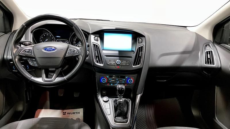 Begagnad Ford Focus Titanium 125 HK (91 kW) 2015 Grå Halvkombi