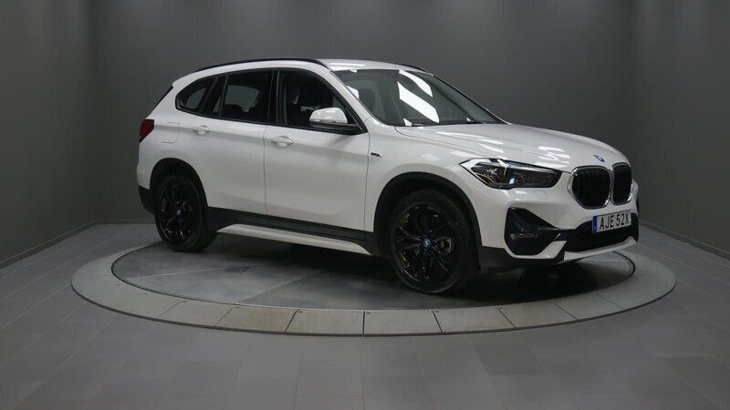 Vit Begagnad 2022 BMW X1 Sport Line SUV | 299 000 kr (Marknadspris) - Bild 1/4