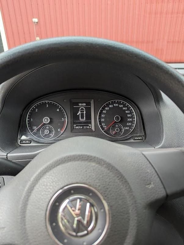 Vit Begagnad 2013 VW Caddy Minibuss | 50 000 kr (Superpris) - Bild 1/4