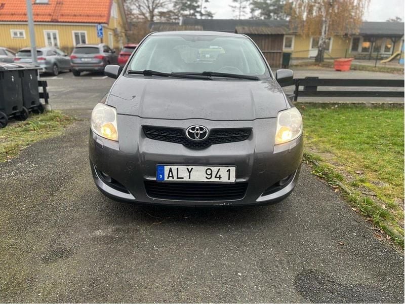 Grå Begagnad 2007 Toyota Auris Halvkombi | 68 000 kr (Marknadspris) - Bild 1/4