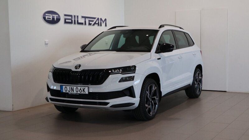 Vit Ny 2025 Skoda Karoq SportLine SUV | 493 200 kr - Bild 1/4