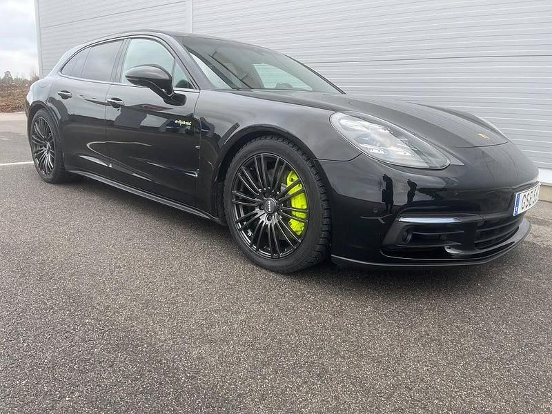 Svart Begagnad 2019 Porsche Panamera Sport Turismo Kombi | 629 000 kr (Marknadspris) - Bild 1/4