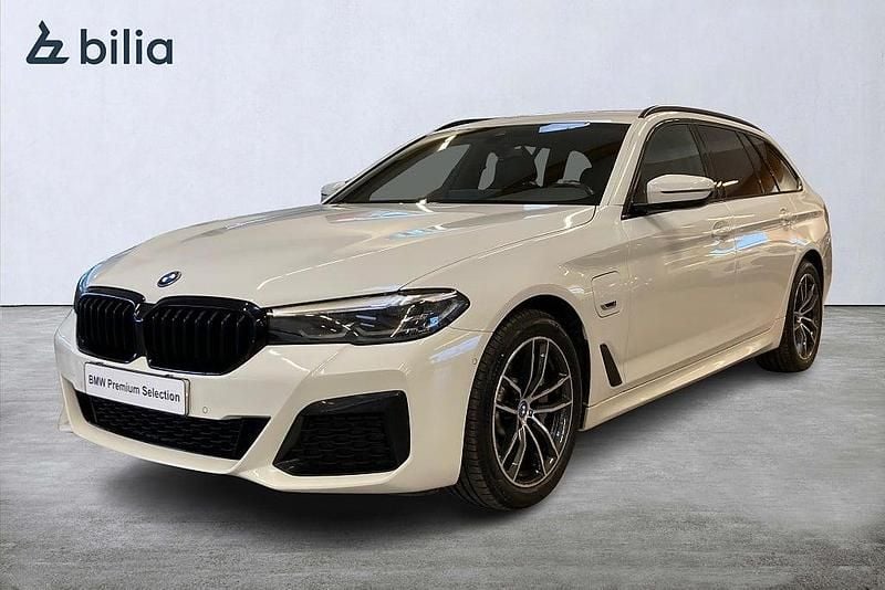 Vit Begagnad 2022 BMW 530e M Sport Kombi | 375 000 kr (Bra pris) - Bild 1/4