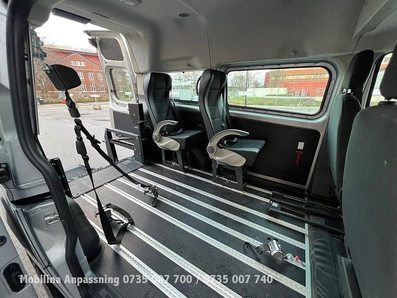 Begagnad Ford Transit Custom 131 HK (96 kW) 2019 Moondust silver Kombi