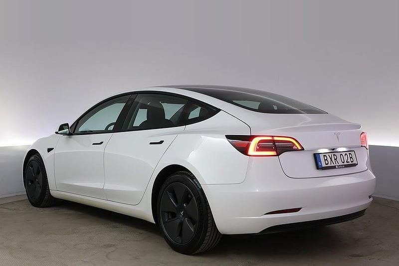 Begagnad Tesla Model 3 Standard Range Plus 235 kW (320 HK) 2023 Vit Sedan