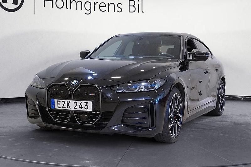 Svart (safirsvart metallic) Begagnad 2022 BMW i4 M Sport Sedan | 529 900 kr (Marknadspris) - Bild 1/4