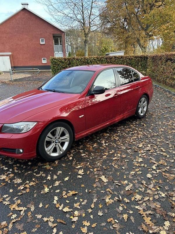 Röd Begagnad 2009 BMW 320 Comfort Edition Sedan | 79 000 kr (Marknadspris) - Bild 1/4