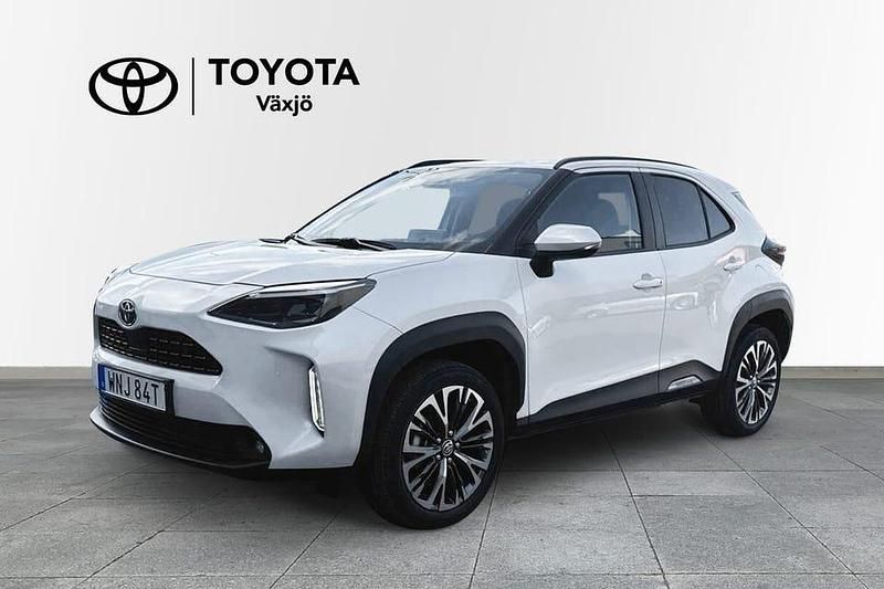 Vit Begagnad 2024 Toyota Yaris Hybrid Style | 359 000 kr (Marknadspris) - Bild 1/4
