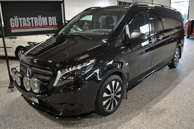 Svart (svart metallic) Begagnad 2024 Mercedes Vito Minibuss | 810 000 kr - Bild 1/4