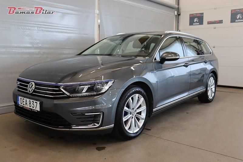 Grå Begagnad 2017 VW Passat GTE Kombi | 209 900 kr (Marknadspris) - Bild 1/4