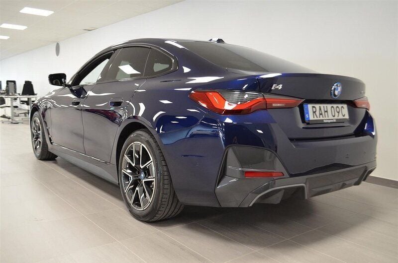 Begagnad BMW i4 Shadowline 400 kW (544 HK) 2023 Blå/lila Sedan