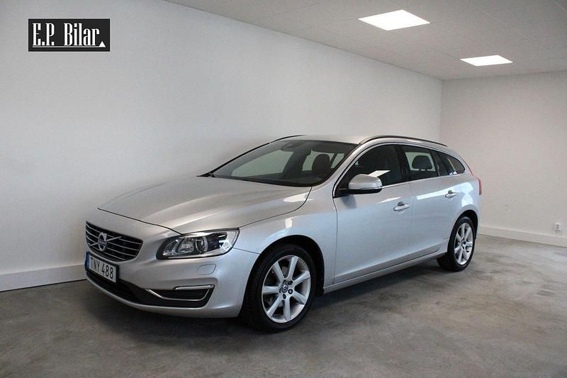 Silver Begagnad 2018 Volvo V60 Momentum Kombi | 159 800 kr (Marknadspris) - Bild 1/4