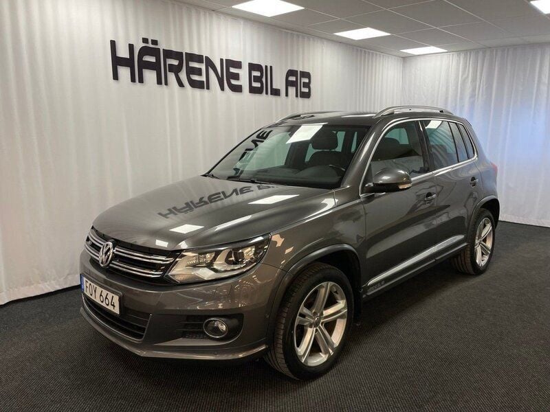 Mörkgrå (grå) Begagnad 2015 VW Tiguan R-line SUV | 114 900 kr (Marknadspris) - Bild 1/4