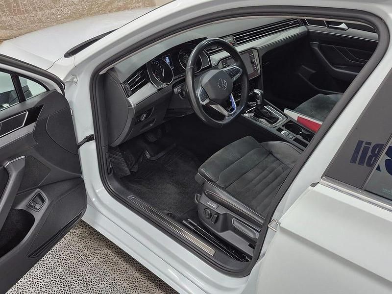 Begagnad VW Passat Executive 156 HK (114 kW) 2023 Vit Kombi