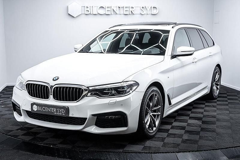 Vit Begagnad 2018 BMW 520 M Sport Kombi | 309 900 kr (Lite dyr) - Bild 1/4