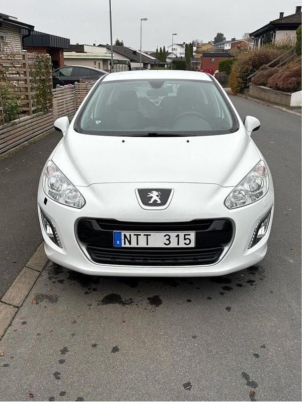 Vit Begagnad 2011 Peugeot 308 Halvkombi | 59 000 kr (Marknadspris) - Bild 1/4
