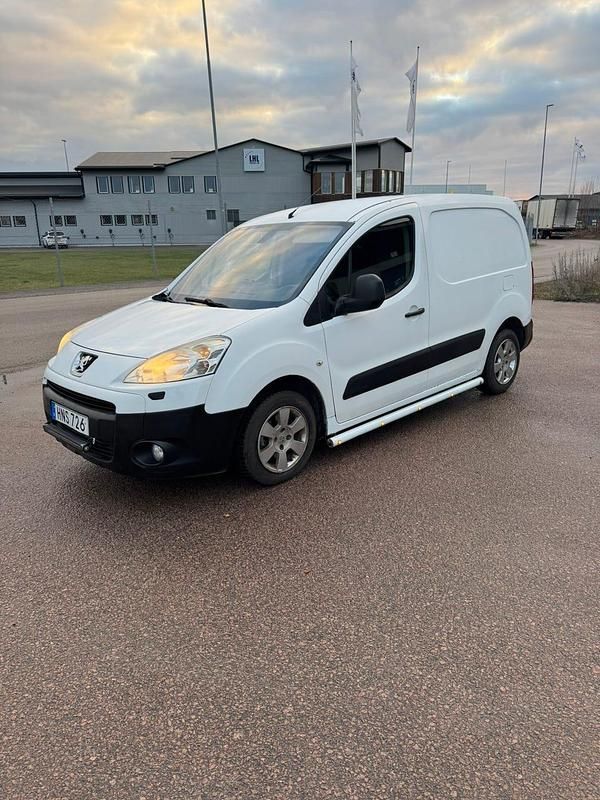 Vit Begagnad 2008 Peugeot Partner Minibuss | 32 500 kr (Lite dyr) - Bild 1/3