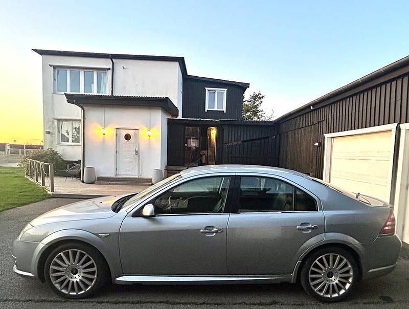 Begagnad Ford Mondeo ST 226 HK (166 kW) 2005 Silver Halvkombi