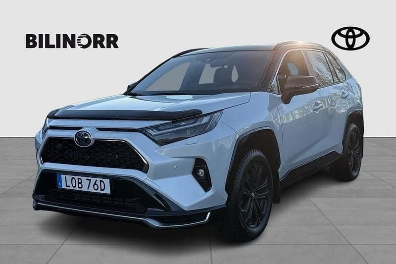 Vit Begagnad 2025 Toyota RAV4 SUV | 599 900 kr (Dyr) - Bild 1/4