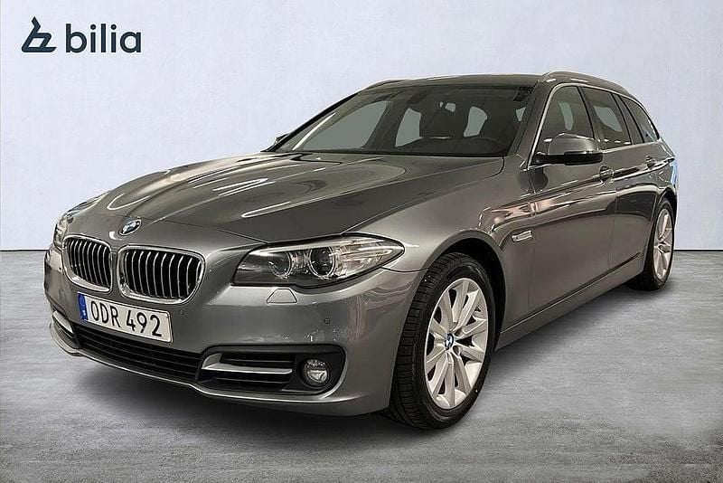 Grå Begagnad 2016 BMW 520 Kombi | 144 900 kr (Marknadspris) - Bild 1/4