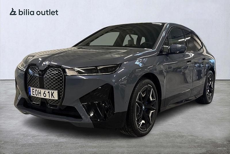 Grå Begagnad 2023 BMW iX Sport Line SUV | 599 900 kr (Marknadspris) - Bild 1/4