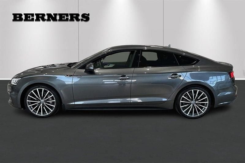 Grå Begagnad 2018 Audi A5 Sportback S-Line Halvkombi | 289 900 kr (Marknadspris) - Bild 1/4
