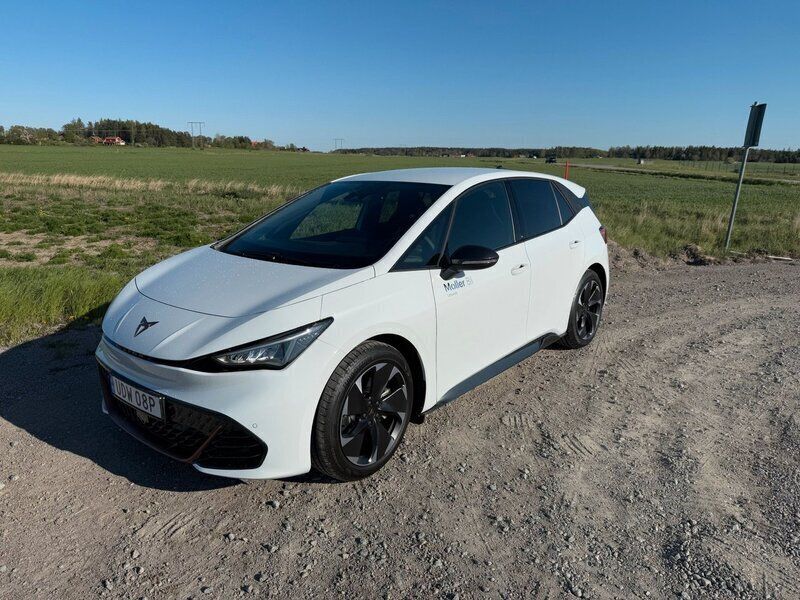 Vit Ny 2025 Cupra Born e-Boost Halvkombi | 439 900 kr (Dyr) - Bild 1/4