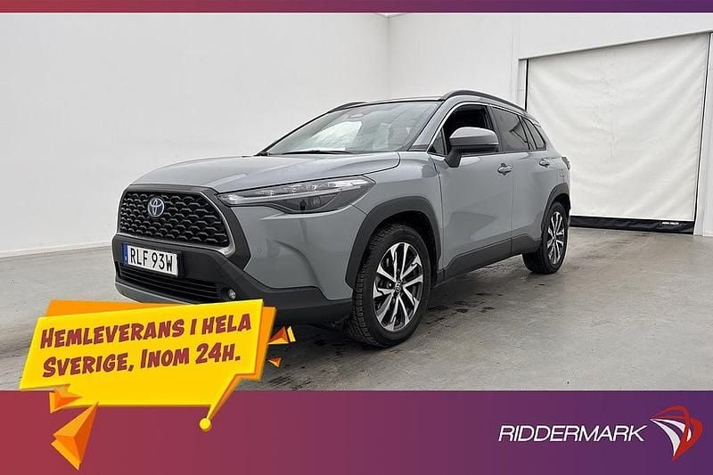Grå Begagnad 2023 Toyota Corolla Cross Executive SUV | 378 900 kr (Marknadspris) - Bild 1/3