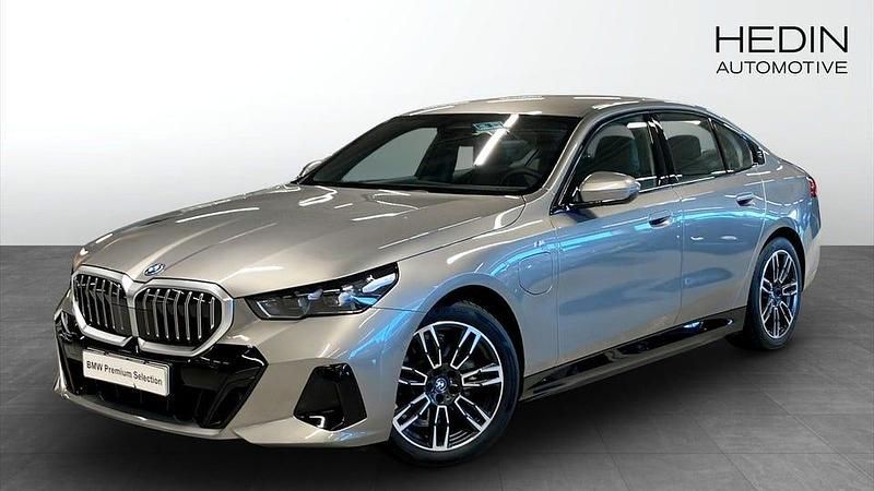 Grå Begagnad 2025 BMW 530 Comfort Edition Sedan | 648 700 kr - Bild 1/4