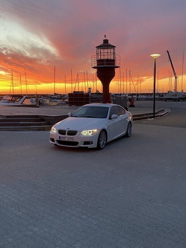 Vit Begagnad 2010 BMW 335 Comfort Edition Sportkupé | 320 000 kr - Bild 1/4
