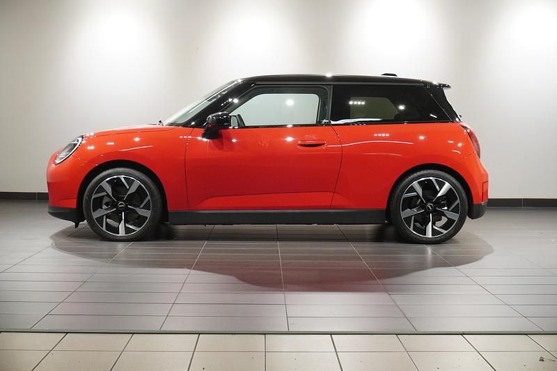 Begagnad Mini Cooper SE 162 kW (221 HK) 2024 Röd Halvkombi