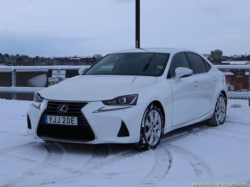Vit Begagnad 2018 Lexus IS300h Sedan | 259 000 kr (Lite dyr) - Bild 1/4