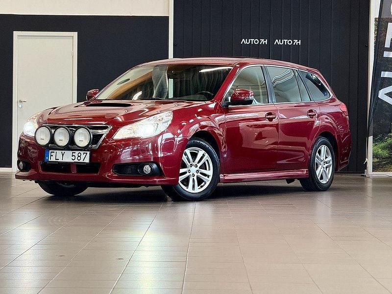 Ljusröd (röd) Begagnad 2012 Subaru Legacy Kombi | 109 900 kr (Dyr) - Bild 1/4