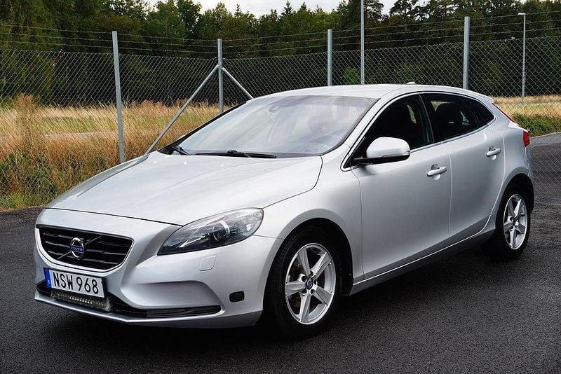 Silver Begagnad 2015 Volvo V40 Momentum Kombi | 119 900 kr (Marknadspris) - Bild 1/4