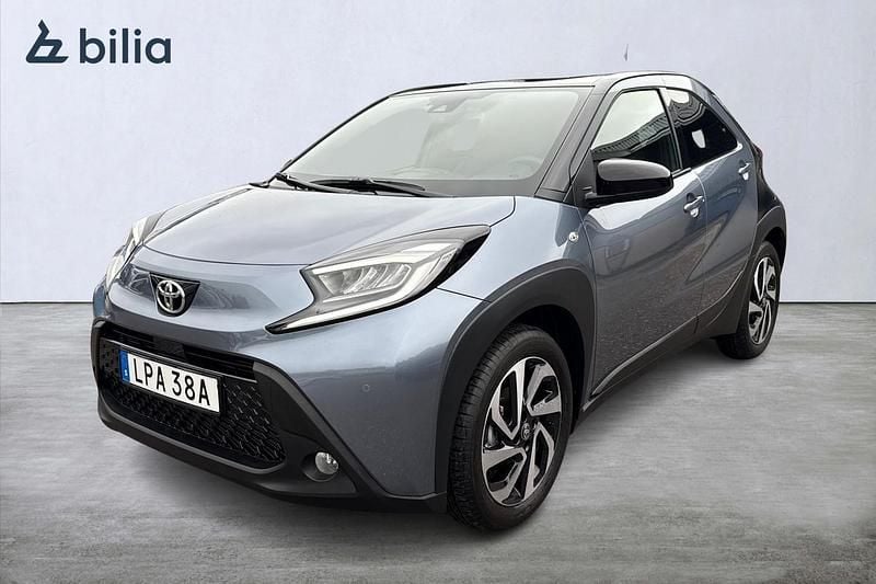 Grå Begagnad 2024 Toyota Aygo X Pulse SUV | 224 900 kr (Marknadspris) - Bild 1/3