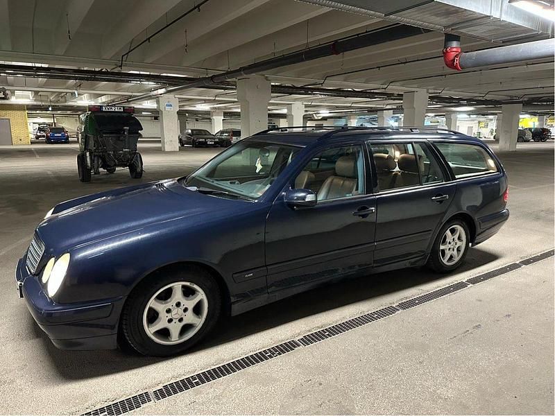Blå Begagnad 2001 Mercedes E200 Classic Kombi | 24 000 kr - Bild 1/4