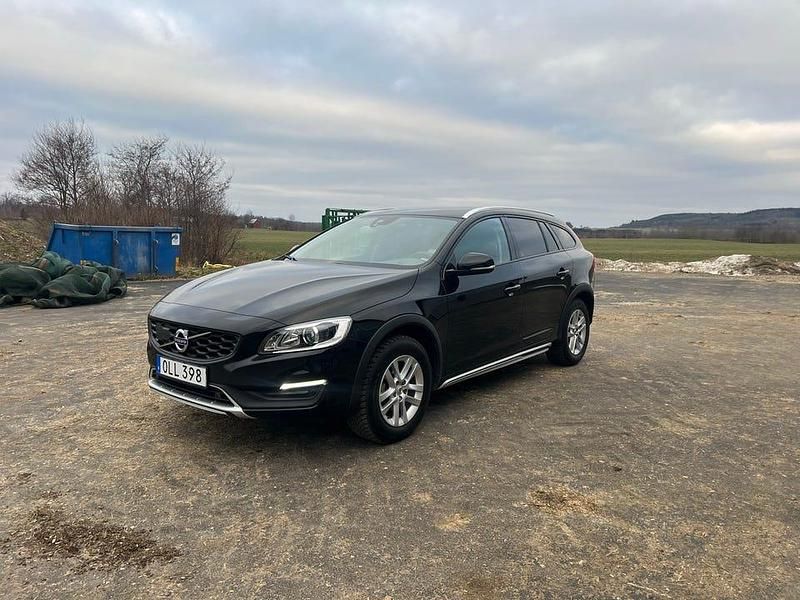 Begagnad 2018 Volvo V60 CC Kombi | 225 000 kr (Marknadspris) - Bild 1/4