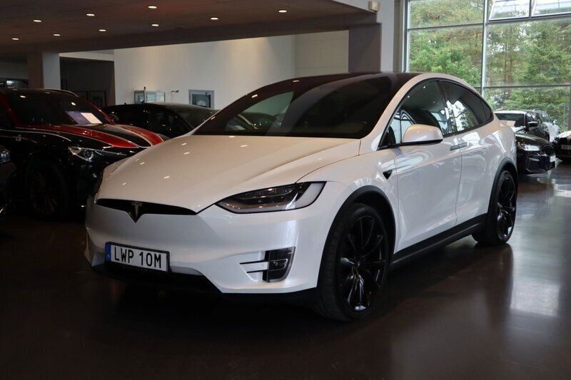 Vit (pärlvit metallic) Begagnad 2020 Tesla Model X Long Range SUV | 489 900 kr (Bra pris) - Bild 1/4